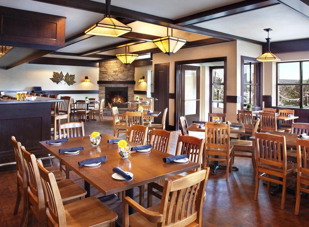 Deerhurst Resort Гантсвілл Ресторан фото